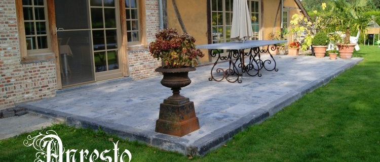 Ref. 16 – Terrasvloer met smeedijzeren tafel